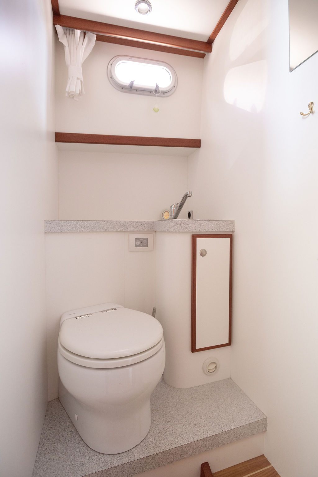 Brandsma 37 - Blue Lady - WC - Yacht Berlin Brandenburg