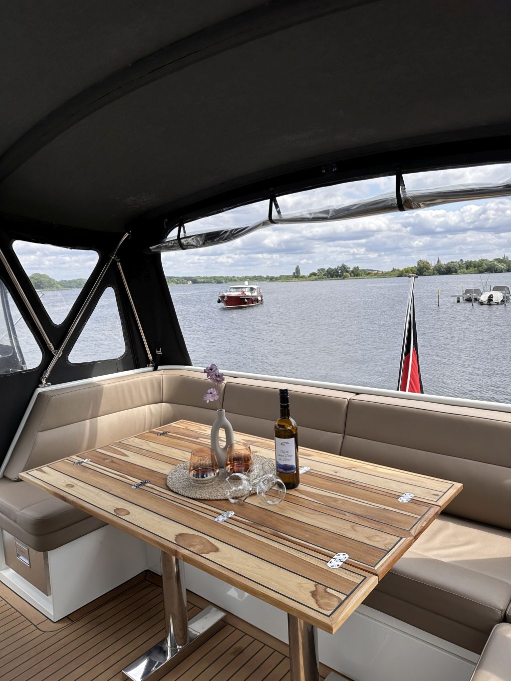 Thomasz-41-AC-El-Azul-Achterdecktisch-aufgeklappt-Boot-mieten