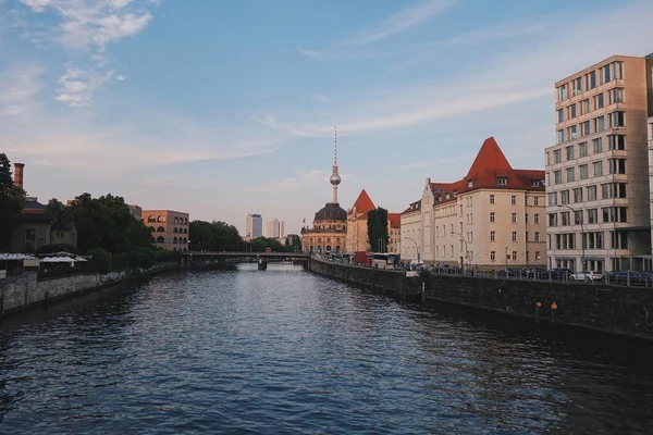 Fluss in Berlin mit dem Fernsehturm im Hintergrund