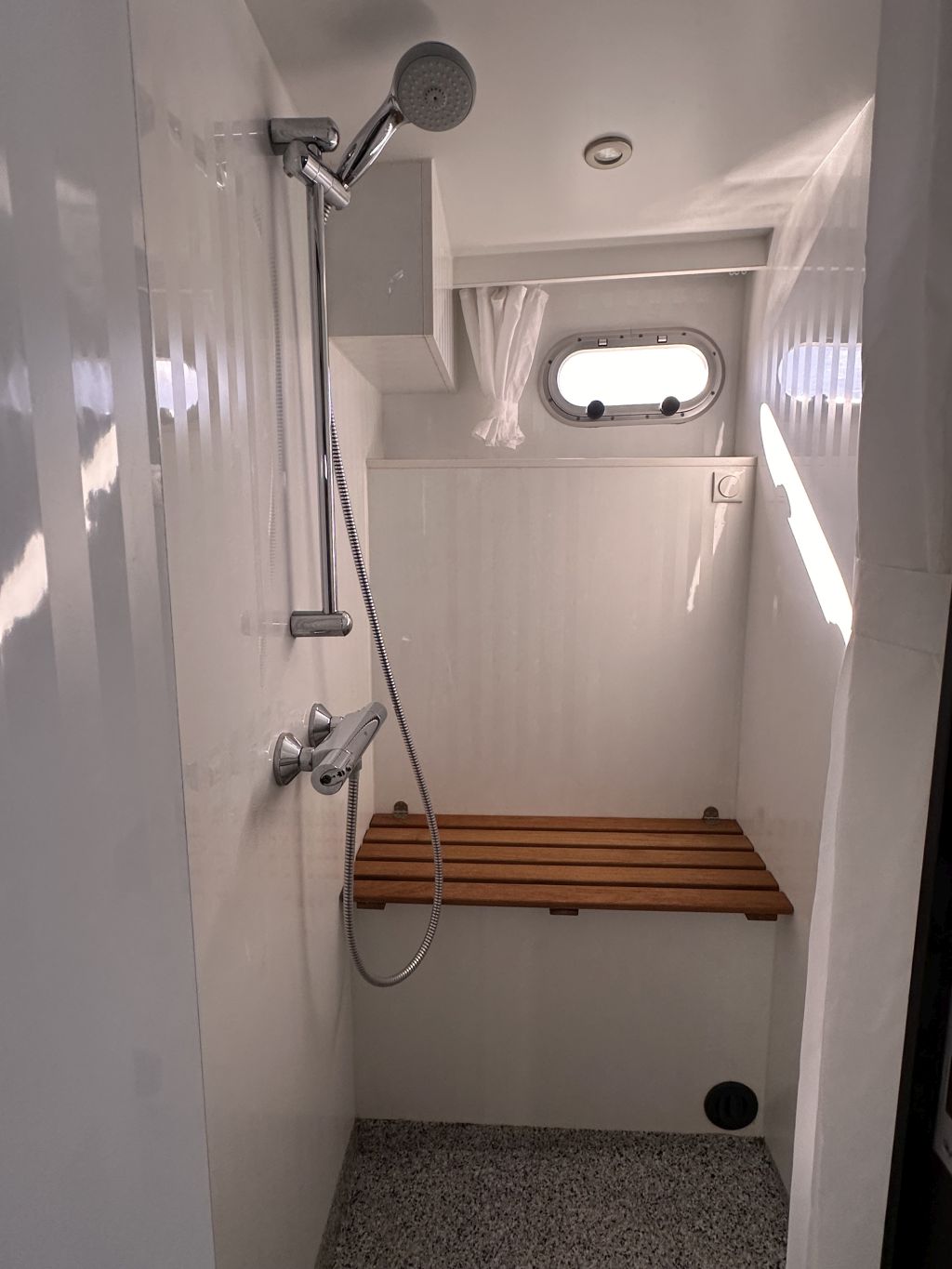 Jetten 37 AC - La Fortuna - Nasszelle - Urlaub auf dem Wasser