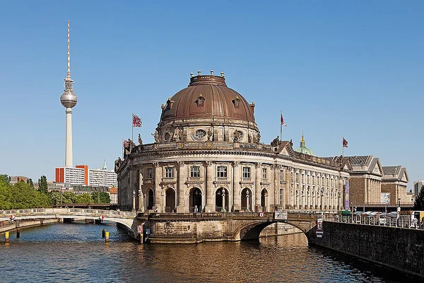 Berliner Museumsinsel mit dem Fernsehturm