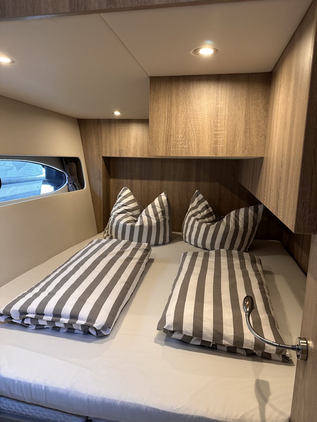 Jetten-MPC-42-Cecilie-Seitenkabine-mit-Doppelbettumbau-Yacht-chartern